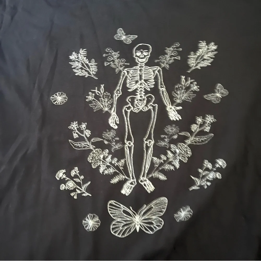 Social Culture black with white Skeleton floral butterfly design Tee size medium - Picture 2 of 4